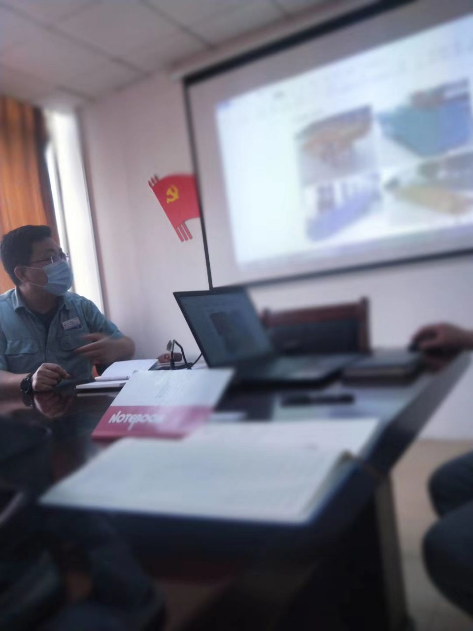會(huì)議室討論移動(dòng)裝卸平臺(tái)